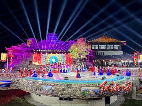 莊嚴神圣的祭祀儀式，歡快熱情的敬酒歌，神秘動情的哭嫁，婉轉動聽的漢戲新韻，歡樂團圓的擺手舞……11月7日，“神秘湘西· 遇見永順”第三屆湘西州旅游發展大會——2024年土家族舍巴節在老司城旅游度假區舉行，土家兒女們身著節日盛裝，載歌載舞，給觀眾帶來了一場具有濃郁民族特色的土家文化盛典。土家族舍巴節是以緬懷祖德、慶豐祈福為愿景的一種歷史悠久、風格獨特的民族節慶活動，它涵蓋了土家擺手、茅古斯、梯瑪歌、擺手歌、神話、傳說、音樂、舞蹈及土家織錦、民間戲劇等一系列原生態文化活動，是土家族非物質文化遺產賴以薪火相傳的綜合載體。文/團結報全媒體記者 伍珊珊 本組圖片由團結報全媒體記者 楊賢清 團結報見習記者 胡承鼎 攝影報道